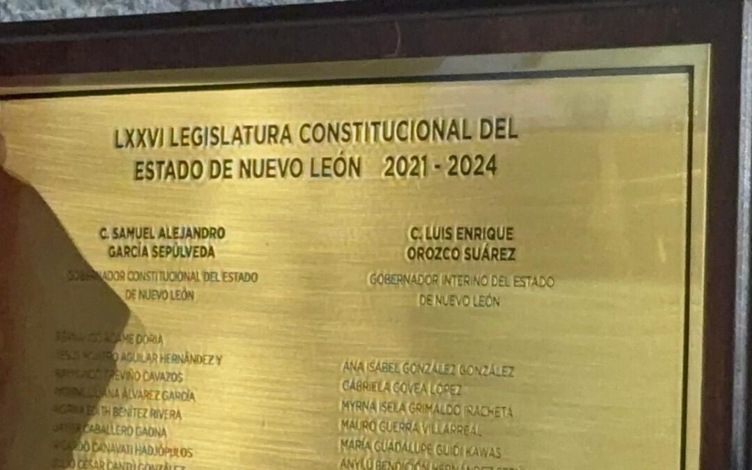 Y la queso… Congreso de Nuevo León pone a dos gobernadores en su placa