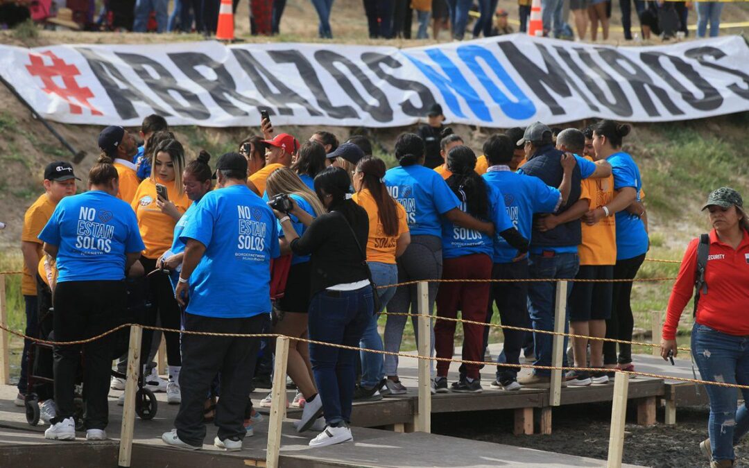 “Abrazos, no muros”: migrantes se unen con sus familias en la frontera entre México y Estados Unidos