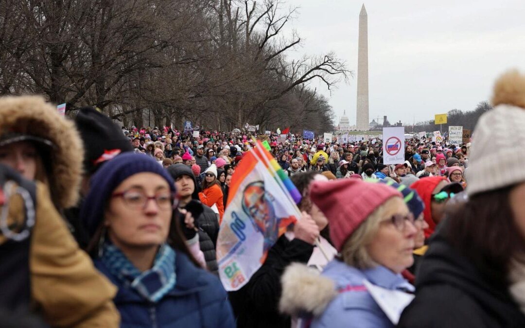 ‘El odio no ganará’: Miles de personas protestan en Washington a dos días de la investidura de Trump