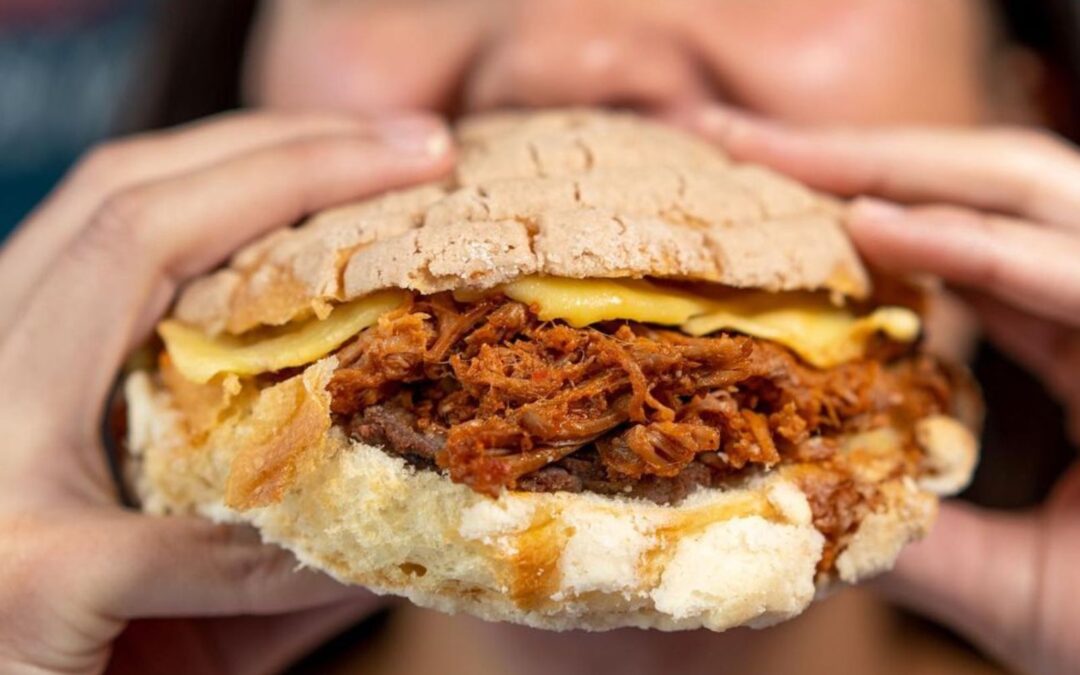 ¿Conchas rellenas de cochinita pibil? Así es ‘La conchinflada’ en CDMX