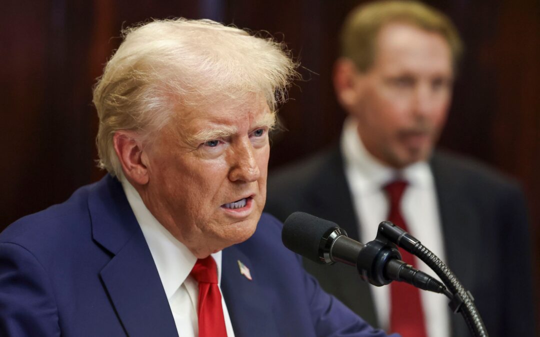 Trump saca la ‘motosierra’: Inicia despidos masivos en la Casa Blanca