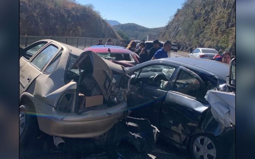 Carambola en Autopista del Sol deja 2 heridos: Restablecen circulación 10 horas después