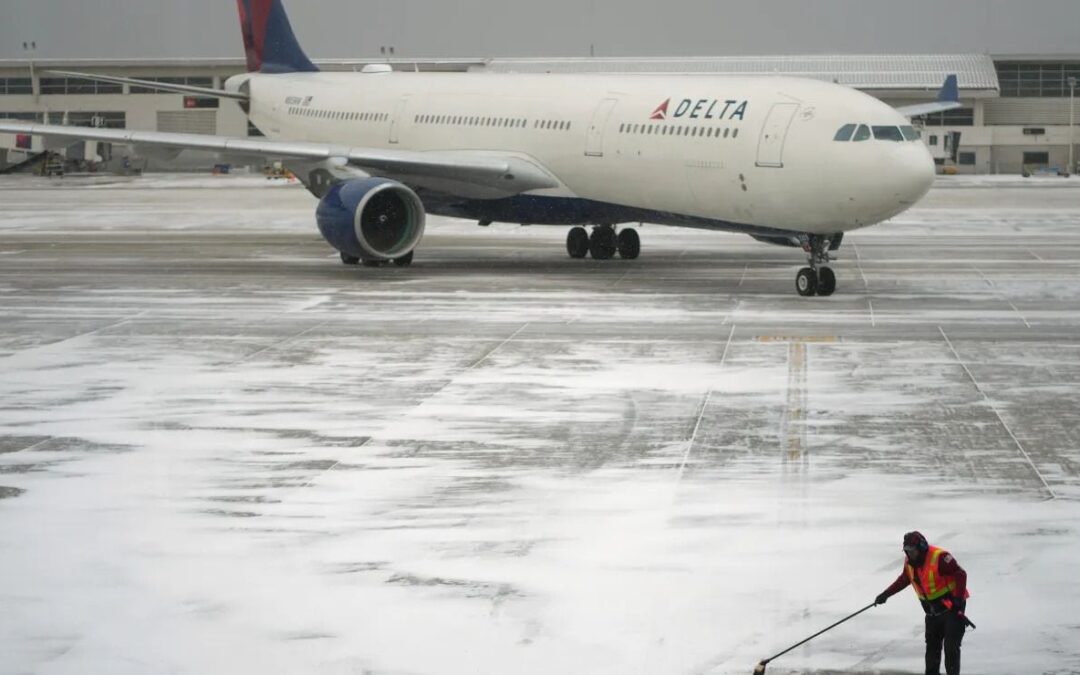 Tormenta invernal ‘paraliza’ aeropuertos de EU: Cancelan más de 2 mil vuelos