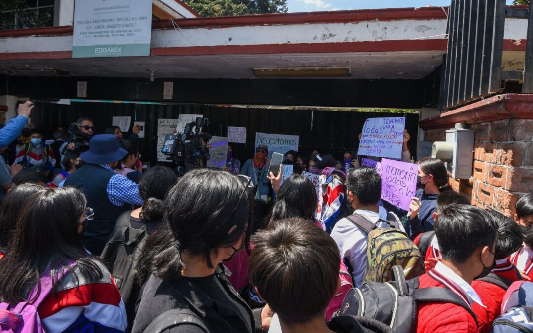 Padres de familia se oponen a que regrese a secundaria alumno que disparó e hirió a un intendente