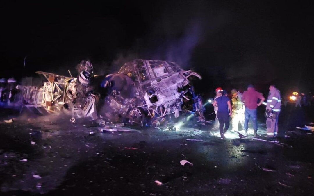 Choque entre autobús de turismo y pipa deja 18 personas muertas en carretera Victoria- Monterrey