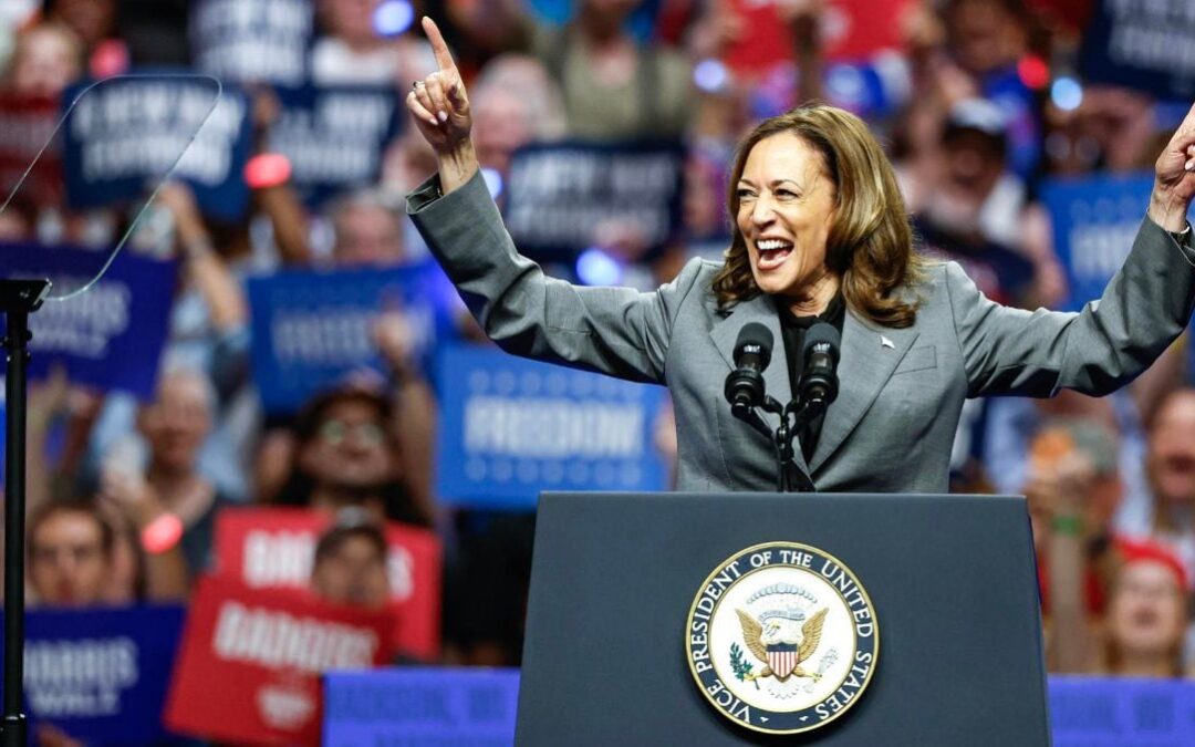 Latinos con Kamala marchan a favor de la demócrata en NY: ‘Estamos en peligro si Trump regresa’
