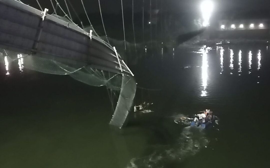 Derrumbe de puente colgante en India deja más de 60 muertos; fue inaugurado en el siglo XIX