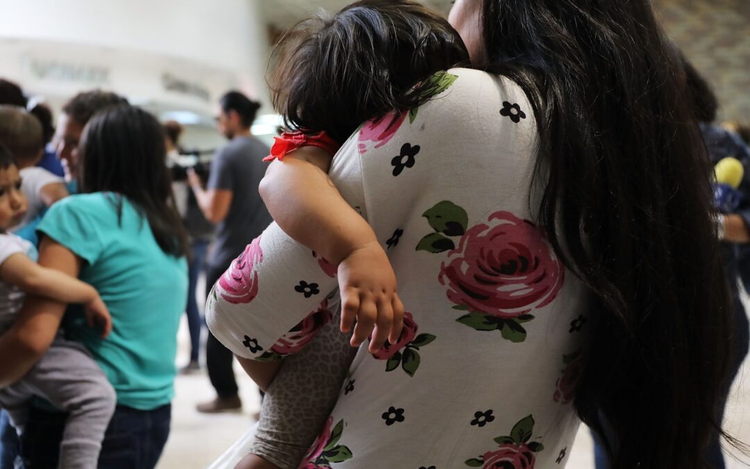 Primer alto a Trump: Juez bloquea orden para quitar ciudadanía por nacimiento a hijos de migrantes