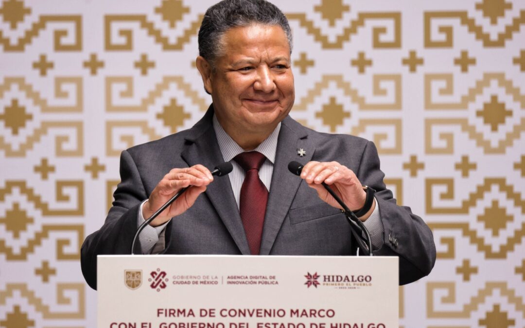 Julio Menchaca, gobernador de Hidalgo, se desmaya durante un evento en Actopan
