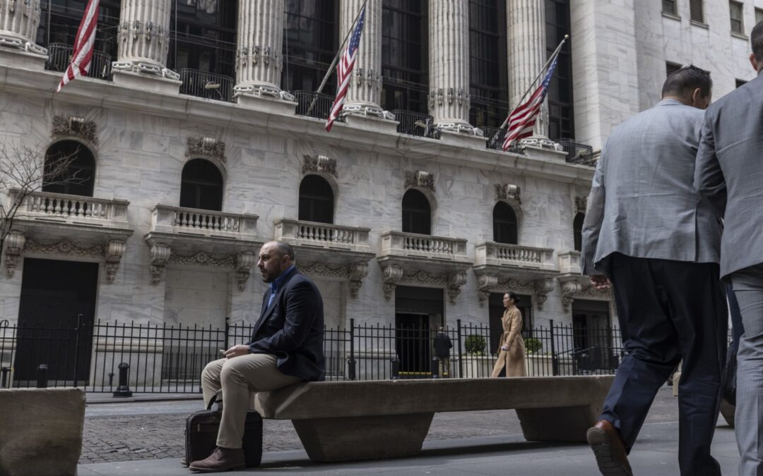 Wall Street cierra ‘nervioso’ por datos económicos de EU y posible alza de la Fed