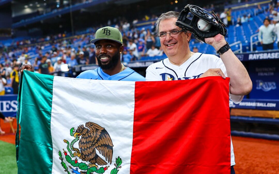 Randy Arozarena recibe visita de Marcelo Ebrard en juego de Tampa Bay Rays; ‘Nos inspira’
