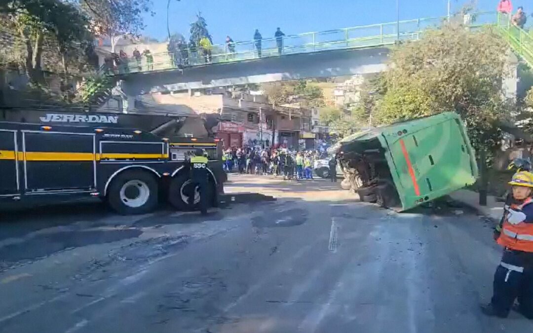 Camión vuelca en la México-Cuernavaca y deja 32 heridos: ¿Qué tramo registra alta carga vehicular?