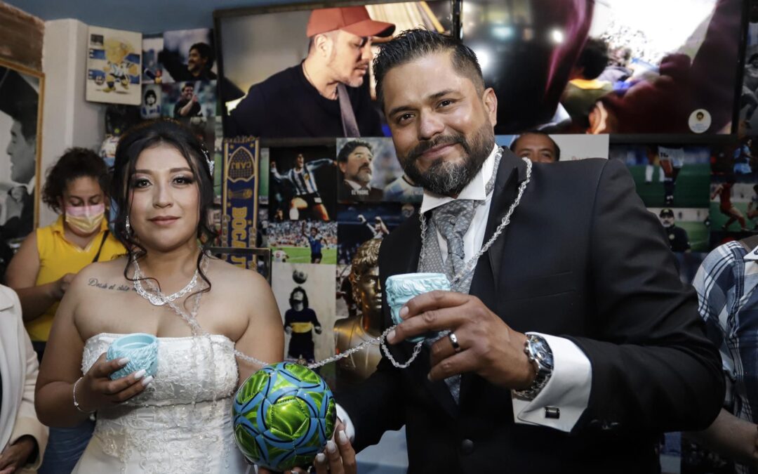 Bendecidos por ‘D10S’: Iglesia Maradoniana celebra su primera boda en México