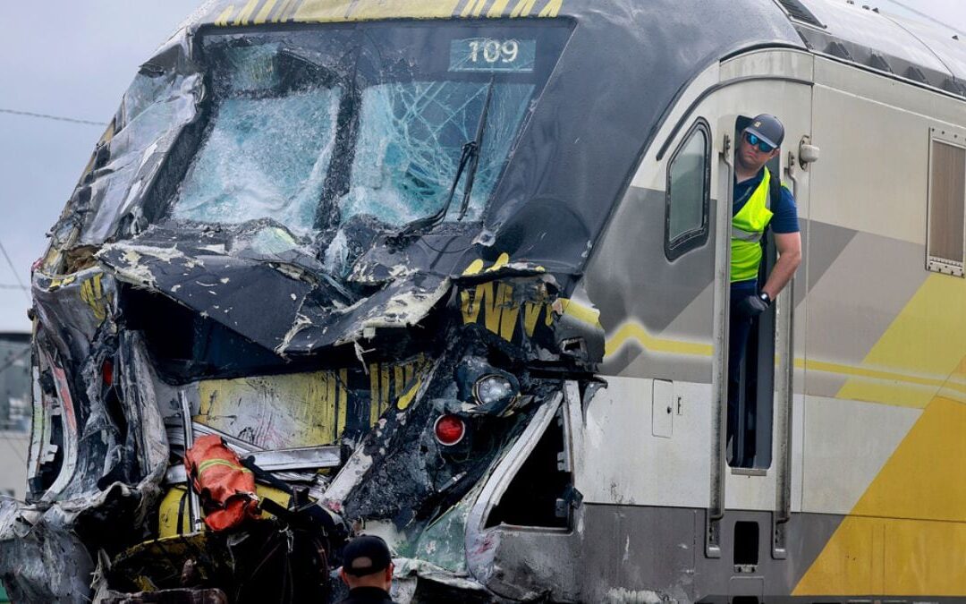 Tren choca con camión de bomberos en Florida; hay 3 elementos y al menos 12 pasajeros heridos