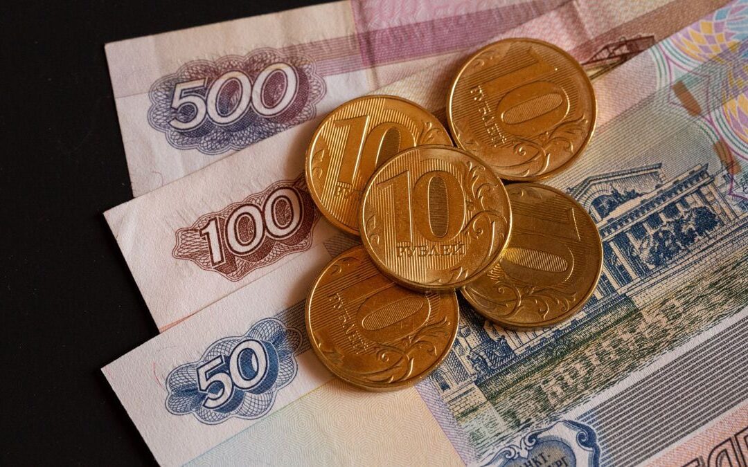 Invertir en… ¿rublos? Por esta razón la moneda de Rusia ‘brillará’ más que el dólar en 2025
