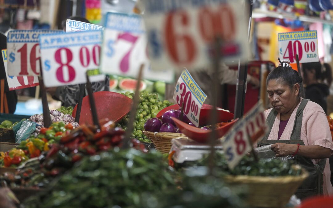 Inflación ‘pisa el acelerador’: Llega a 4.98% en junio por alza en frutas y verduras