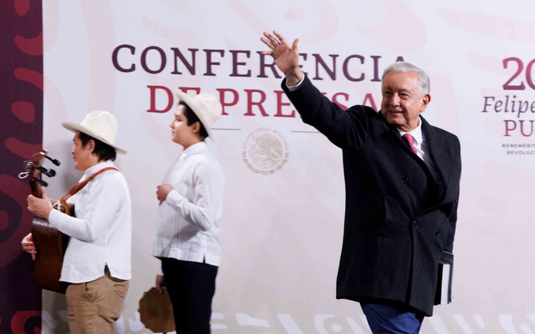 Y se marchó: AMLO deja Palacio Nacional; sale tirando besos hacia su casa en Tlalpan