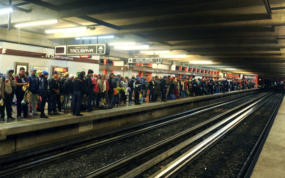 ‘Los trenes hacen base en las estaciones’: Usuarios de Línea B del Metro esperan hasta 10 minutos este viernes