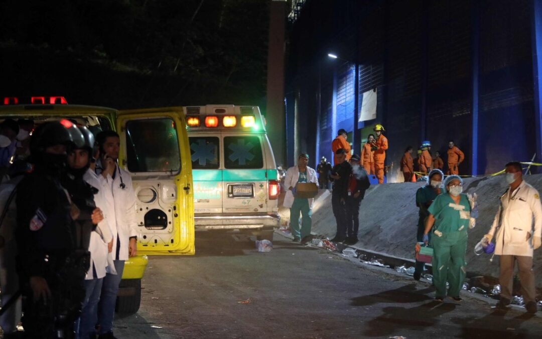 Estampida en estadio de El Salvador deja 12 muertos y 100 heridos: ‘Fue una noche de terror’