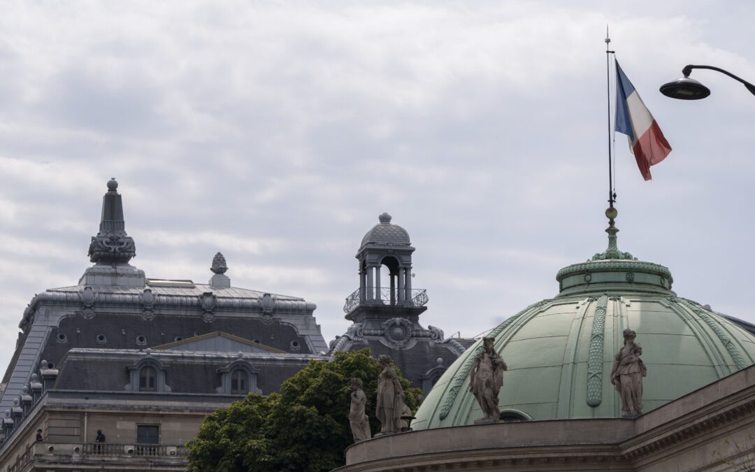 Ajustes fiscales continúan afectando, ahora en Francia