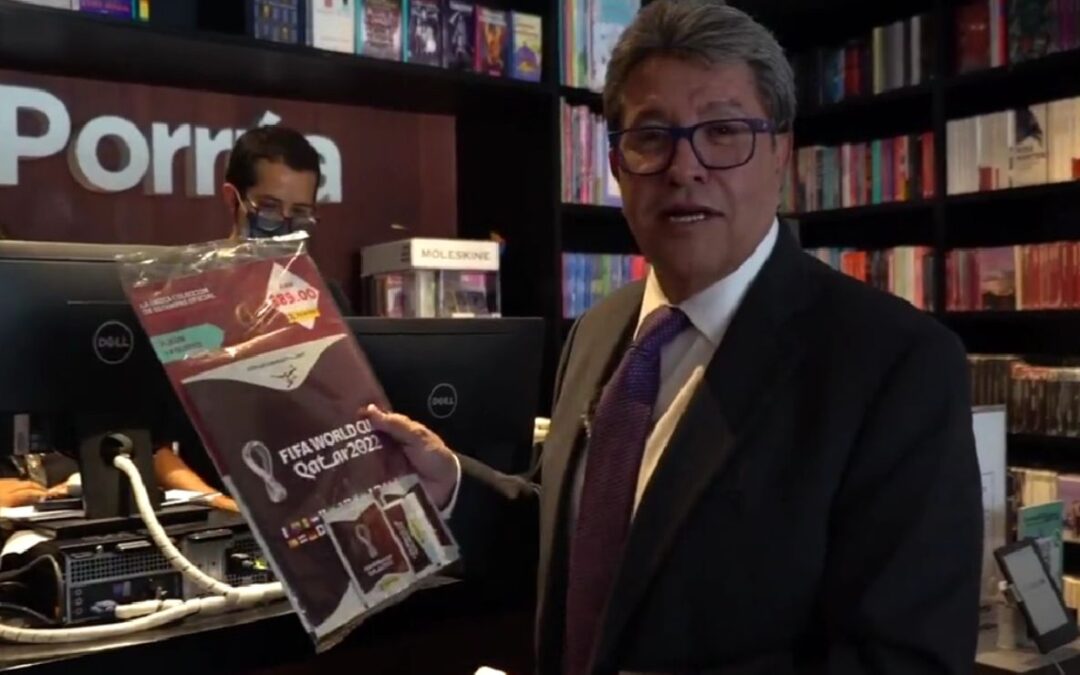 ‘Es una diversión’: Monreal invita a intercambiar ‘estampitas’ del álbum del Mundial en el Senado