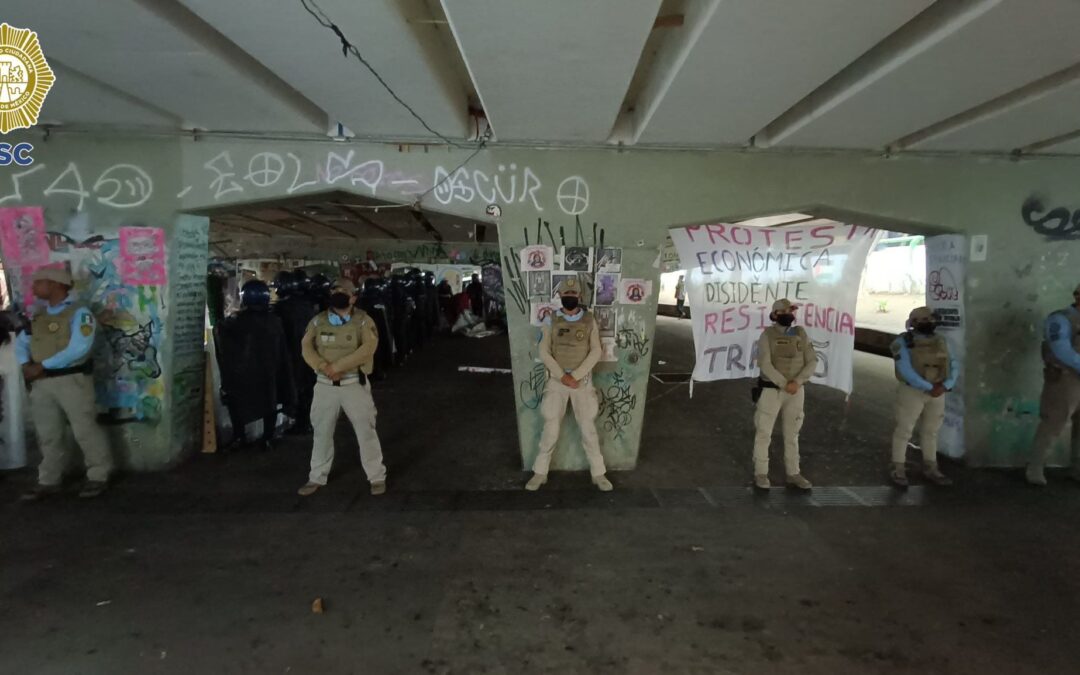 Gobierno CDMX desaloja bajo puente de Glorieta de los Insurgente; La Tianguis Disidente protesta