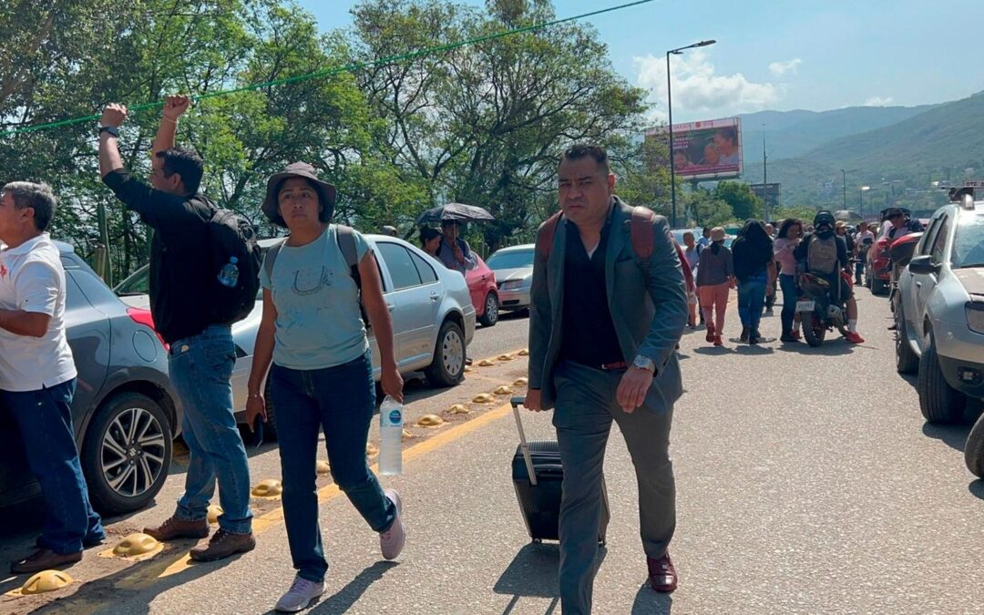 Bloqueos de maestros en Oaxaca: hay 10 vuelos suspendidos y un millón de alumnos sin clases