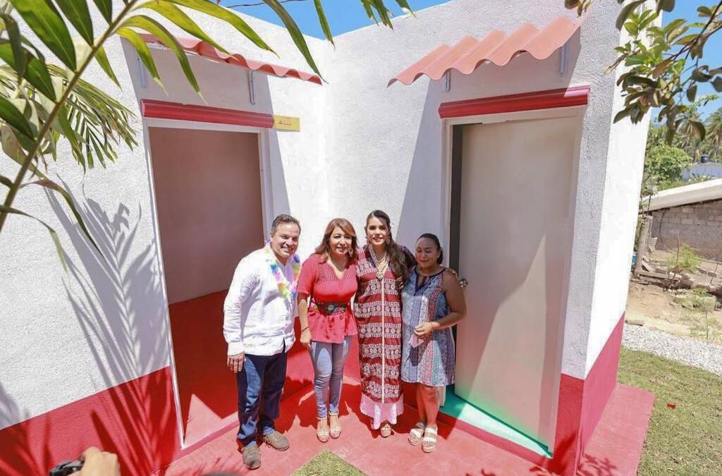 Entrega Evelyn Salgado apoyos del Programa Mejoramiento de Vivienda e inaugura el camino San José Mogollón-Carrera Larga, en Coyuca de Benítez