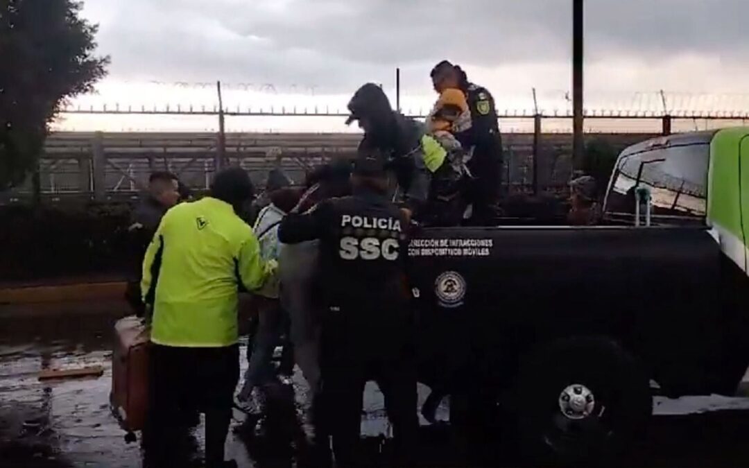 Lluvia desata caos en AICM: Hay vuelos demorados y calles inundadas (VIDEOS)