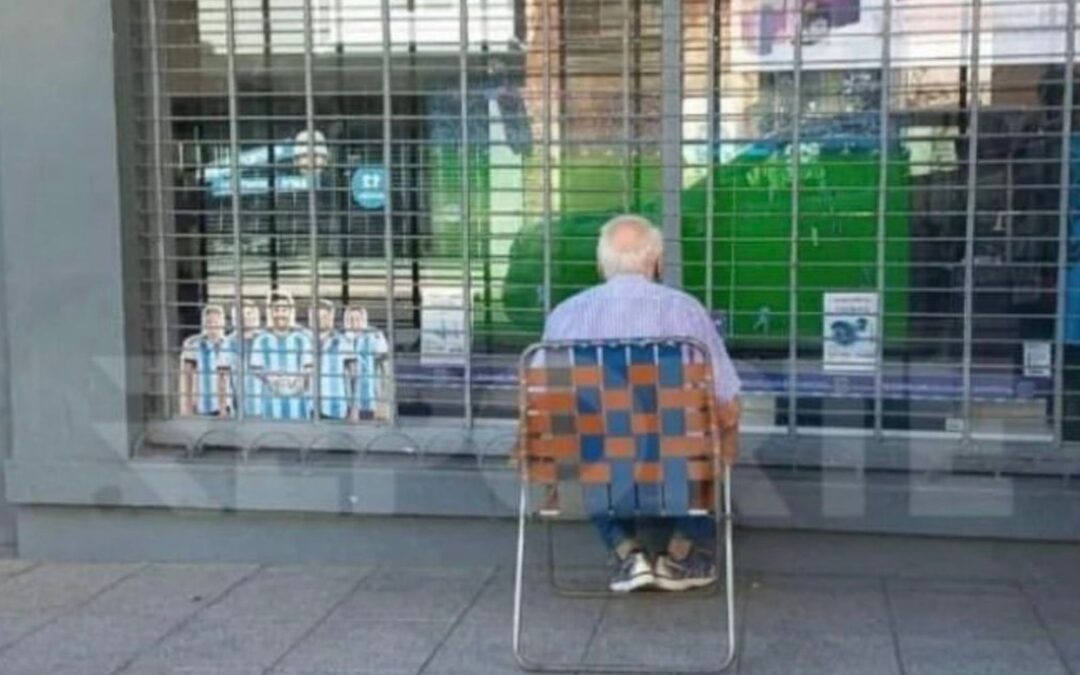 Aficionado de 82 años ve los partidos de Argentina en el Mundial desde un aparador