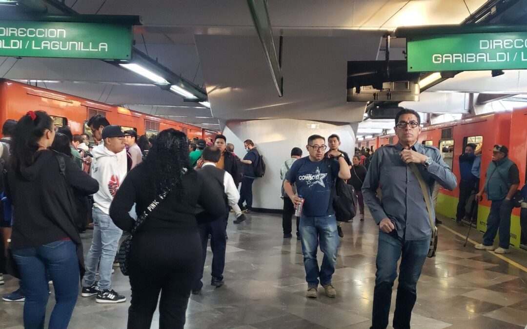 ‘Caos’ en Línea 8 del Metro de CDMX: ¿Por qué usuarios reportan olor a quemado y apagones este lunes?