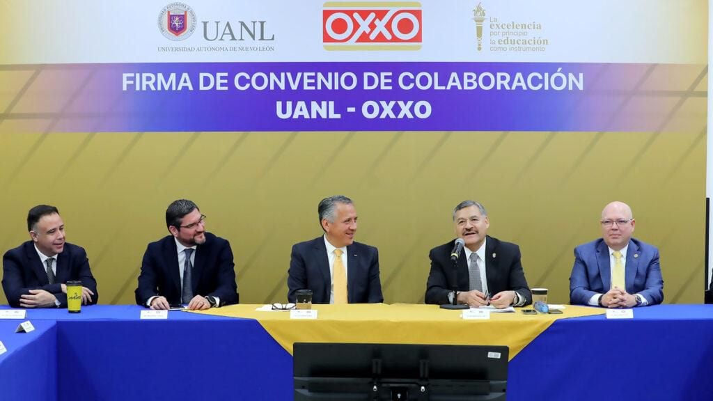 Friman OXXO y UANL acuerdo en favor de la comunidad estudiantil