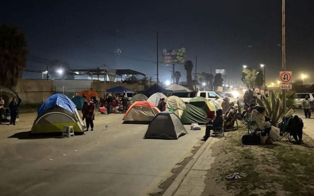 Manifestantes exigen hablar con Sheinbaum o amenazan con mantener bloqueado el aeropuerto de Tijuana