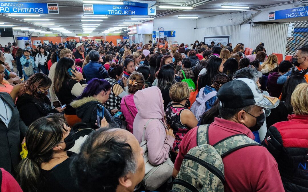Riña en el Metro: Ambulantes y policías reparten golpes en estación Hidalgo L2