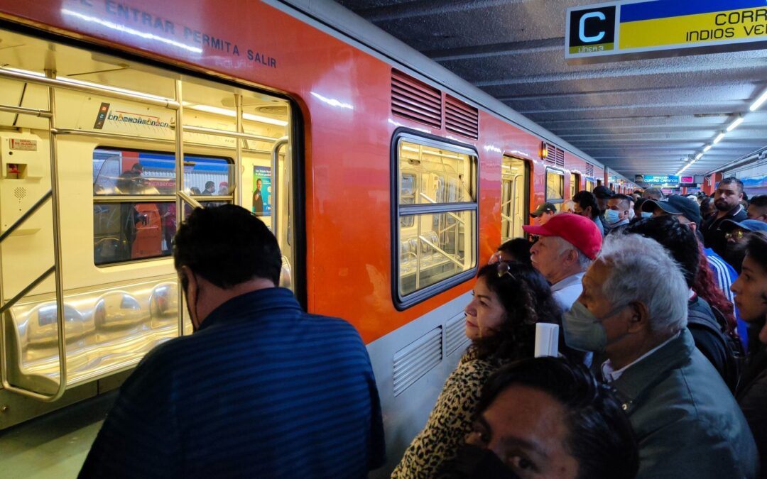 Lluvia le ‘arruina el día’ al Metro CDMX: Estas 6 líneas ‘sufren’ por marcha lenta