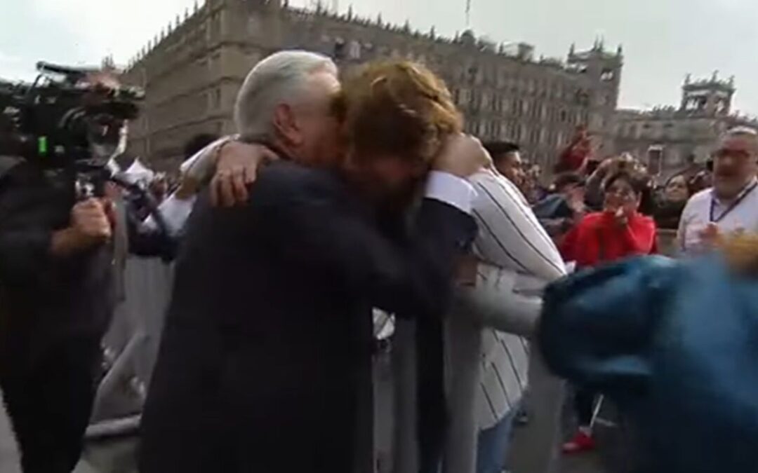 Delfina Gómez abraza a AMLO previo a su discurso en el Zócalo capitalino