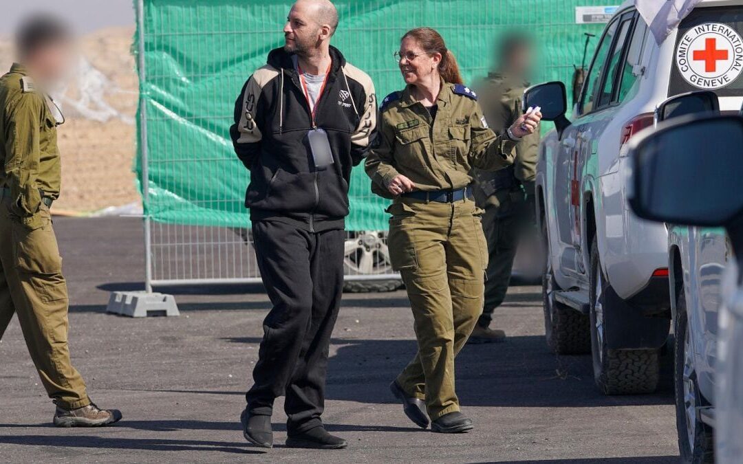 Hamás e Israel completan sexto intercambio de rehenes por presos ante temores de cancelar la tregua