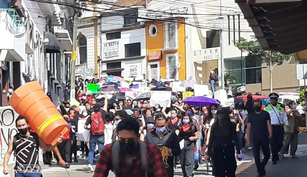 Estudiantes marchan en Veracruz en protesta por hostigamiento y acoso