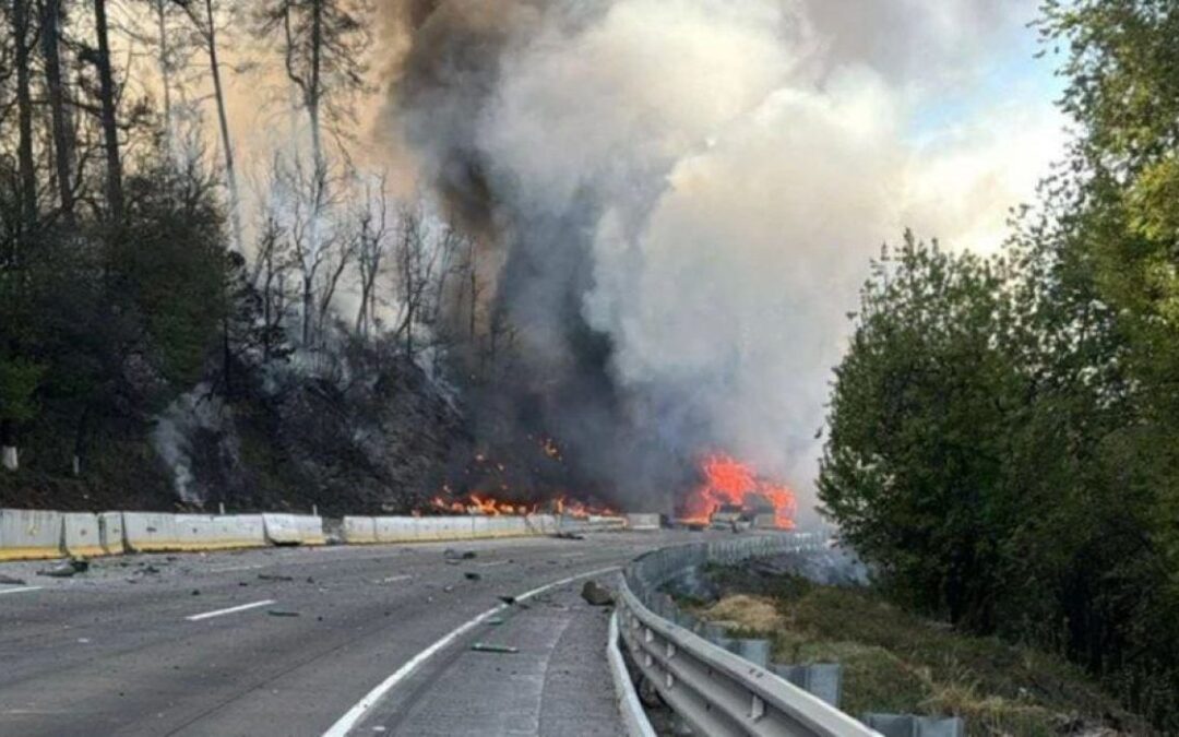 Domingo de caos en la México-Puebla: Explota pipa de gas tras choque múltiple