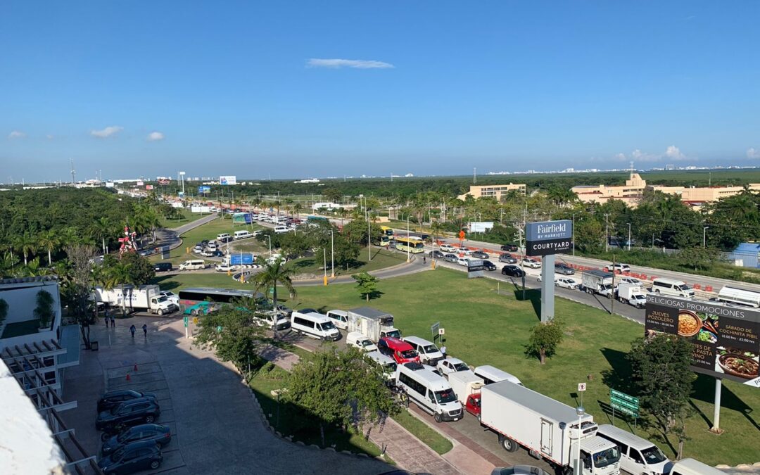 Cancún ‘atascado’ en tráfico: Rehabilitación de bulevar provoca caos y retrasa hasta 40 vuelos