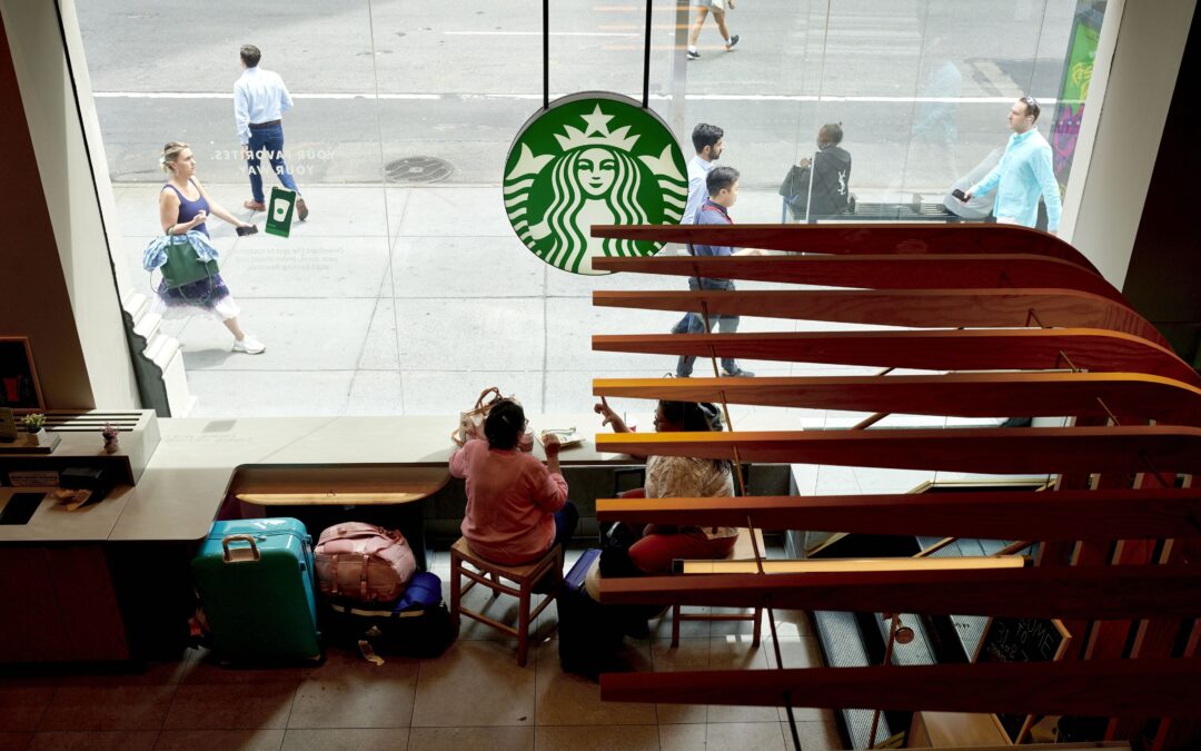 Starbucks no dejará que se ‘cuelguen’ del internet: Anuncia nuevas reglas para sus tiendas