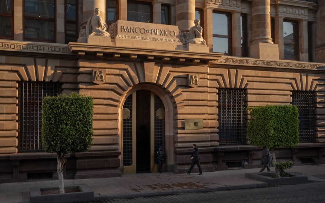 Banxico flexibiliza su postura monetaria a pesar del repunte de la inflación
