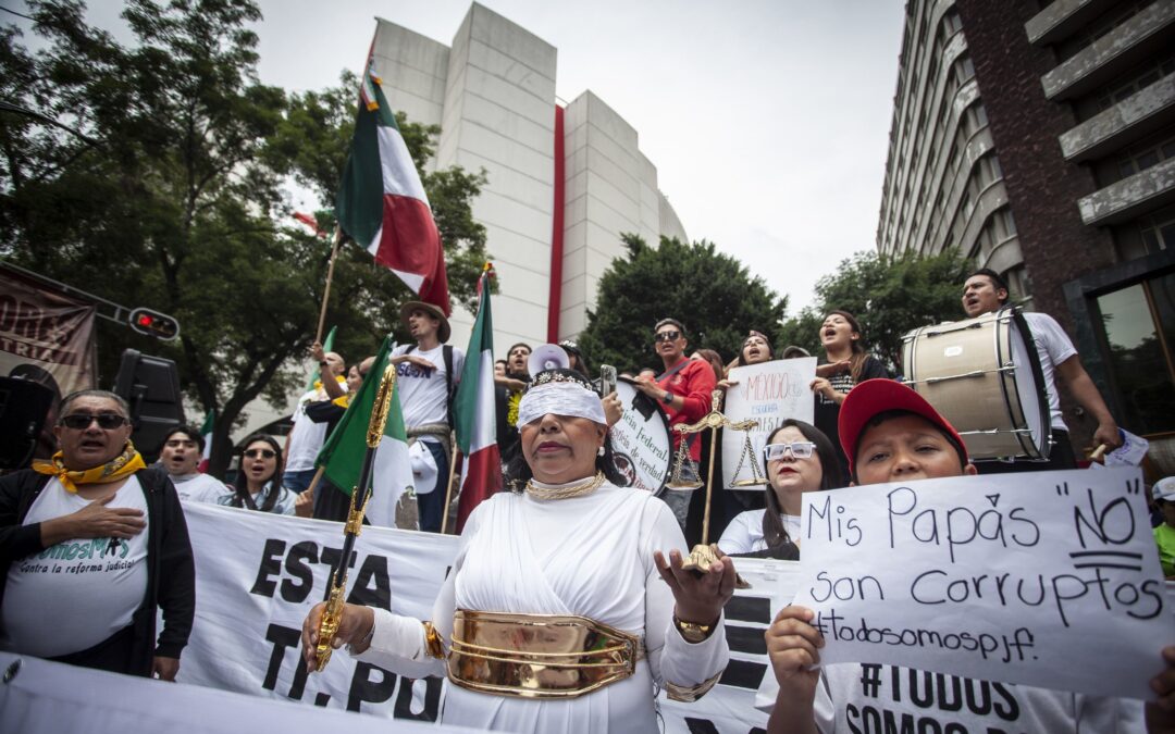 Miles marchan en apoyo a los 43 senadores de oposición que frenarían la reforma