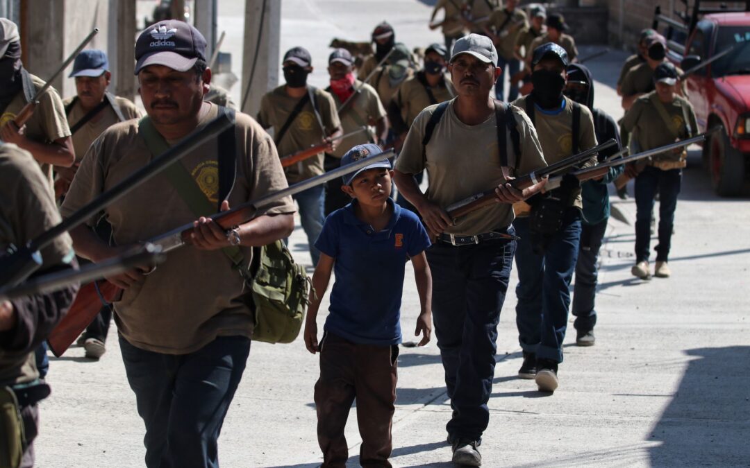 Niños armados de Guerrero exigen a AMLO que cumpla su palabra y les construya su escuela