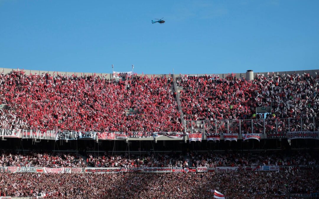 Aficionado muere tras arrojarse de las gradas durante un partido en Argentina