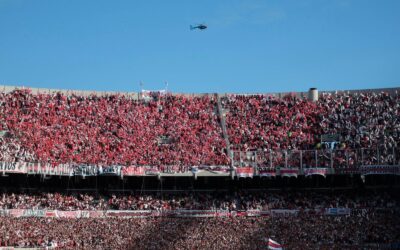 Aficionado muere tras arrojarse de las gradas durante un partido en Argentina