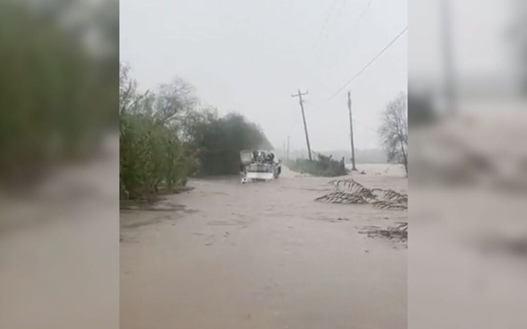 Fuertes lluvias en Nuevo León dejan varado camión de la CFE; hay tres personas abordo