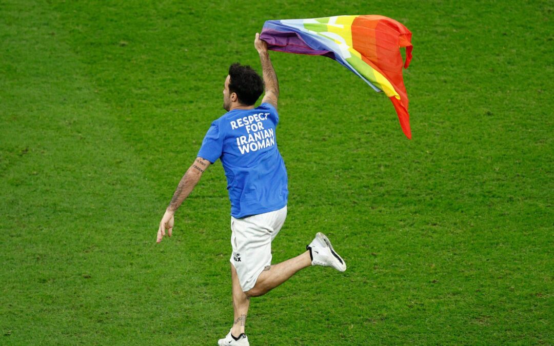 Aficionado con bandera LGBT+ invade la cancha durante partido Portugal vs. Uruguay