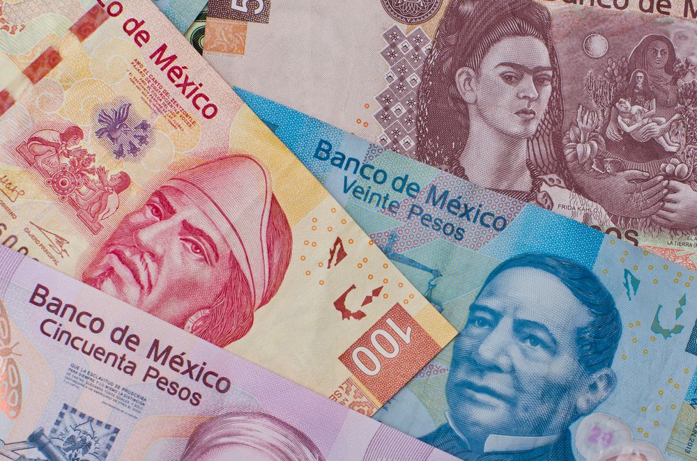 Al peso no le hace ‘justicia la Revolución’: Pierde terreno frente al dólar en día feriado