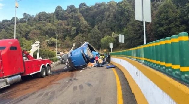 Reabre la México-Cuernavaca tras volcadura de tráiler que provocó cierre de la autopista por 6 horas